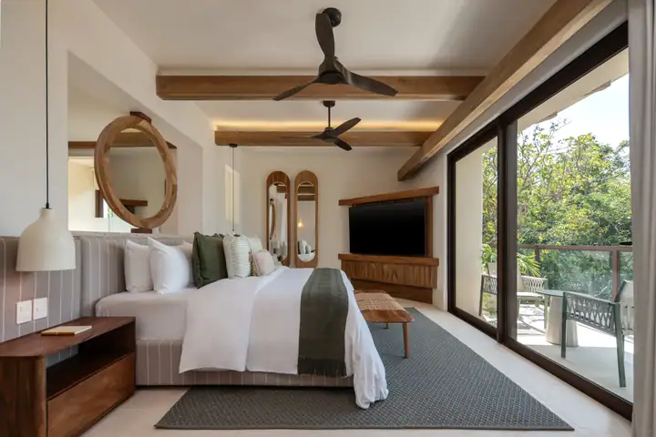 Suite 4 at Casa Ceiba: a king bed and sliding doors to the garden and sea