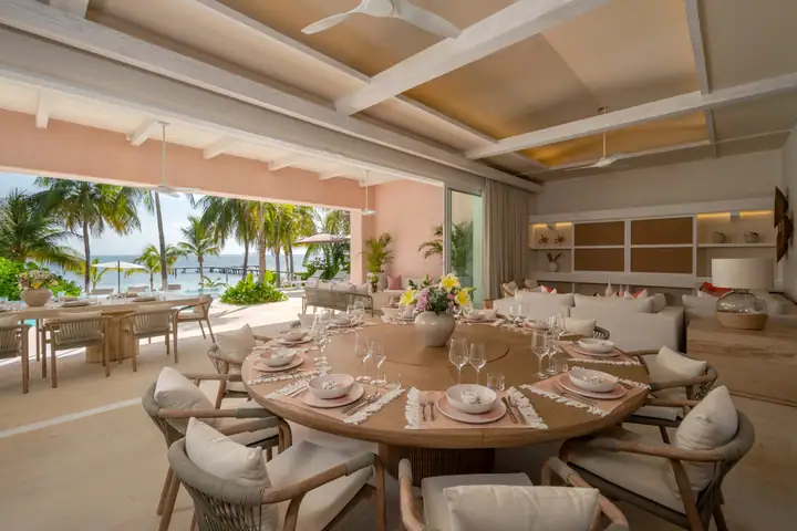 The Casa Coral dining room opening onto the pool and the beach