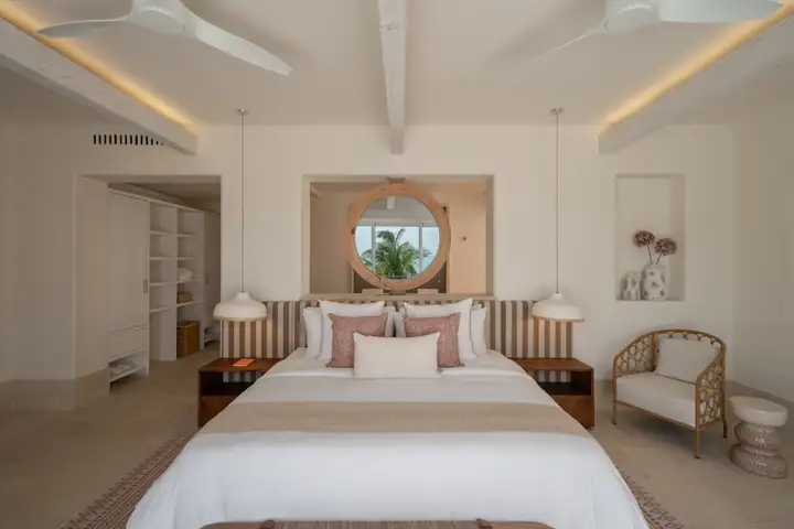 Suite 4 at Casa Coral with its round mirror above the king bed